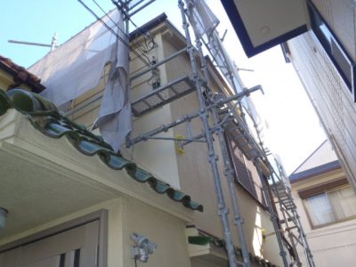 戸建の屋根 取替え工事 足場の設置 神戸市 トラブラン